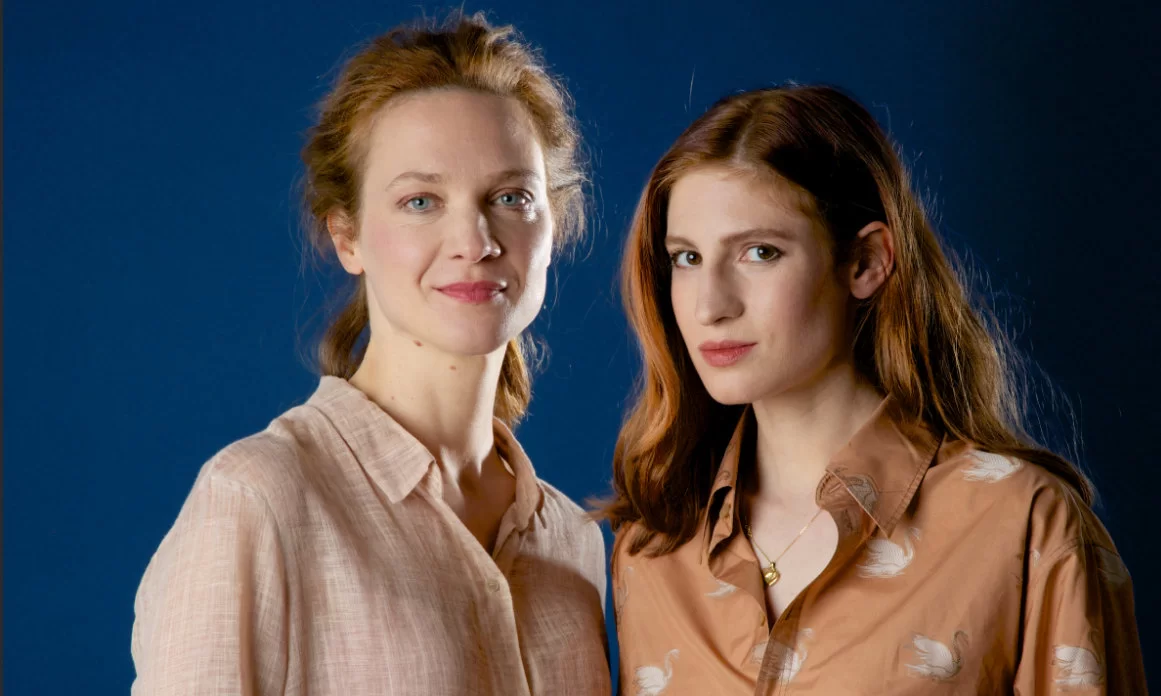 Две женщины