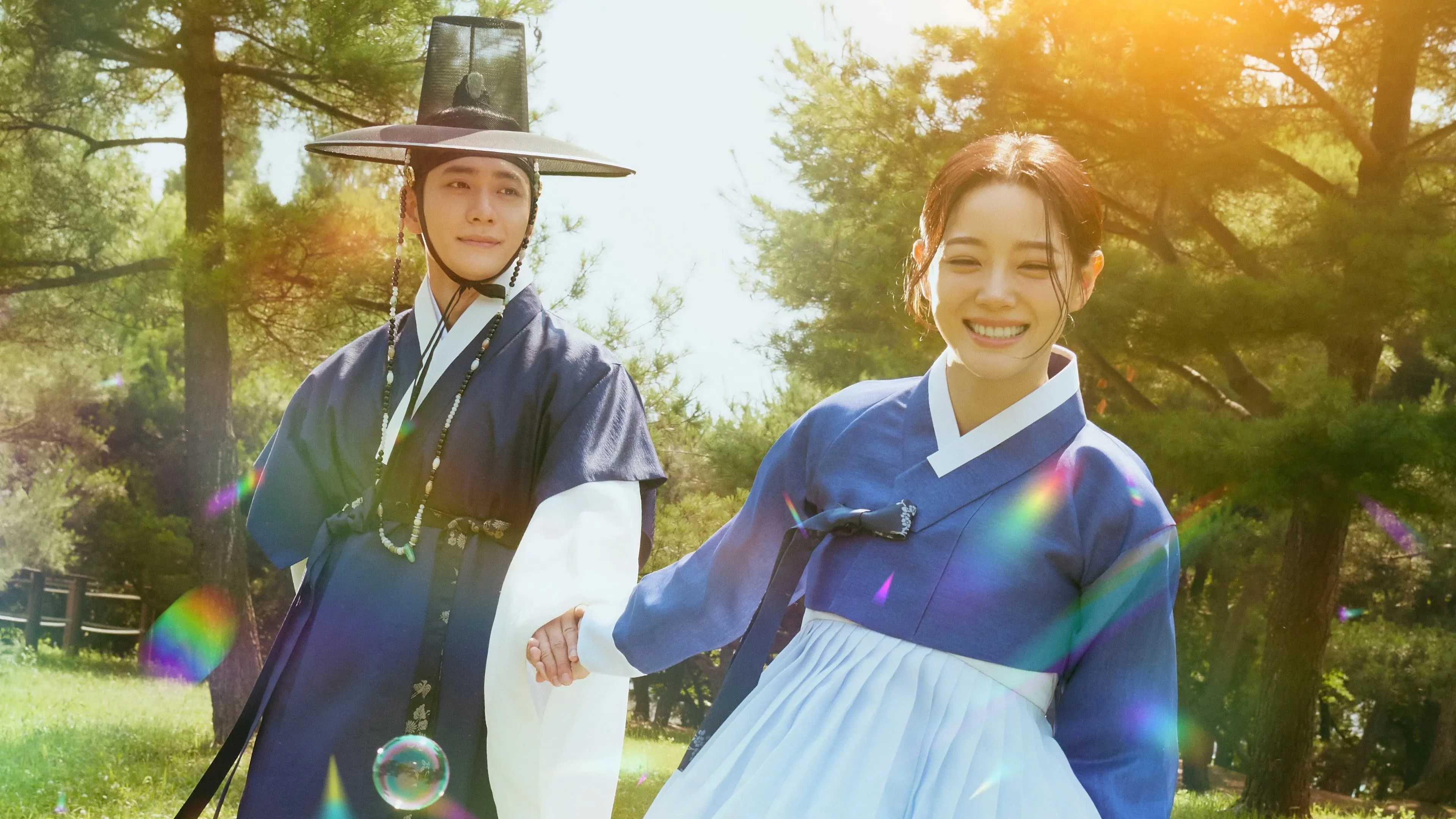 Струящаяся над рекой луна