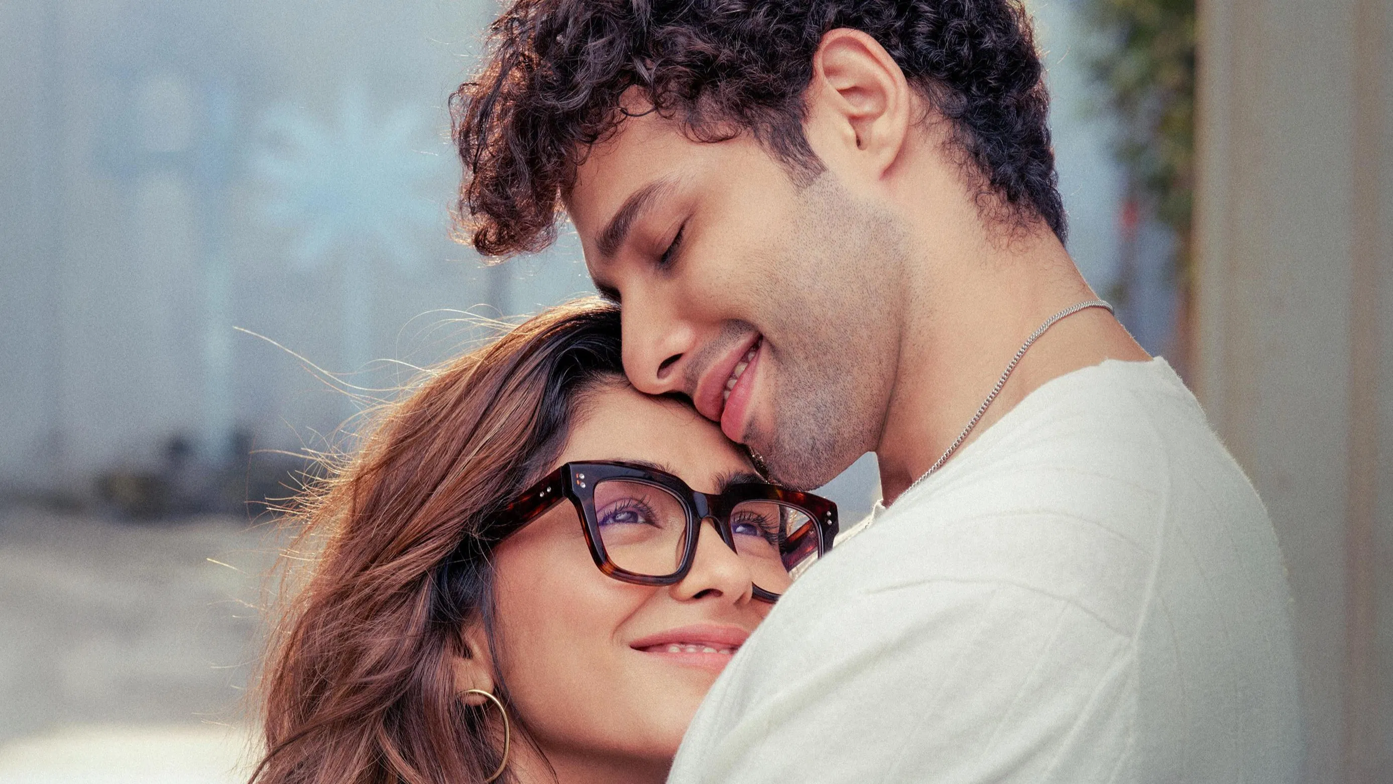 Двое влюблённых в городе